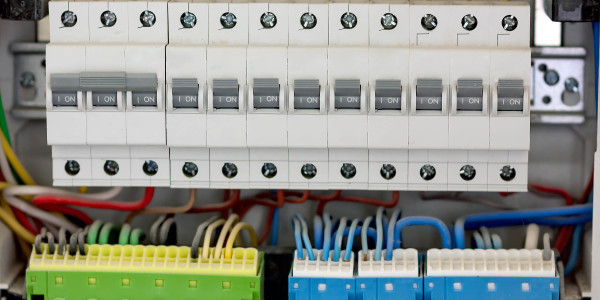Electricistas Industriales · Instaladores Alta / Baja Tensión en Terres de l'Ebre · Diagnóstico y solución de fallas en sistemas eléctricos